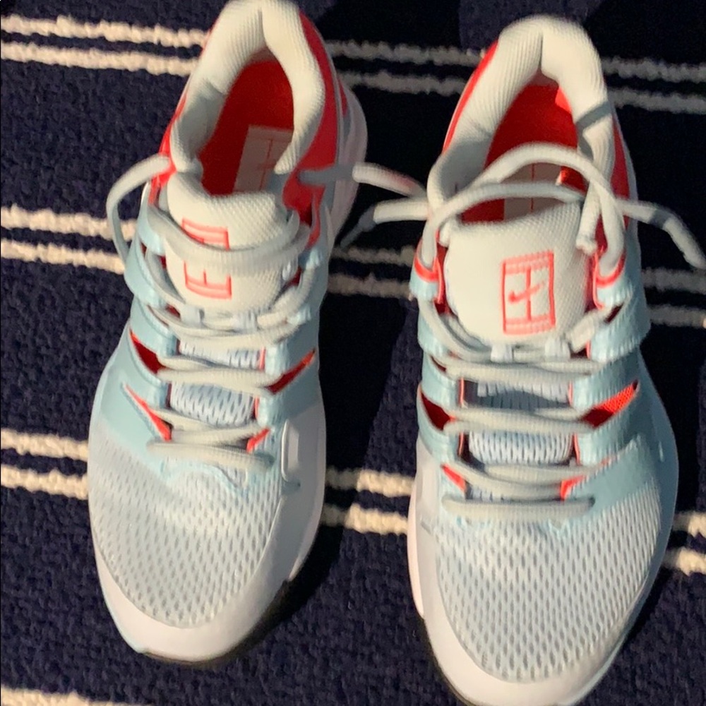 Women’s Nike shoe.  Size 7.5